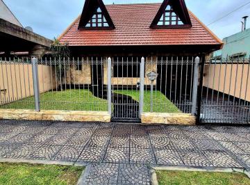 Casa de 4 ambientes, Lanús · Chalet de 4 Ambientes con Parque y Piscina en Venta Monte Chingolo