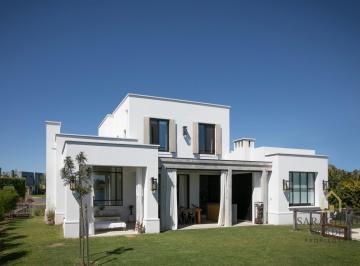 Casa · 255m² · 6 Ambientes · Casa en Alquiler de Verano, Barrio San Gabriel, con Jardin y Pileta