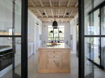 Casa · 255m² · 6 Ambientes · 2 Cocheras · Casa en Alquiler de Verano, Barrio San Gabriel, con Jardin y Pileta