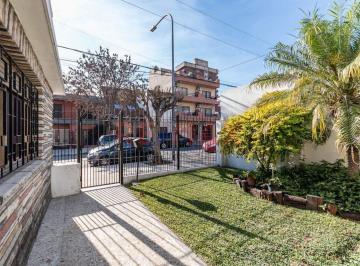 Casa · 129m² · 3 Ambientes · 1 Cochera · Casa con Jardin y Cochera en Villa Lugano