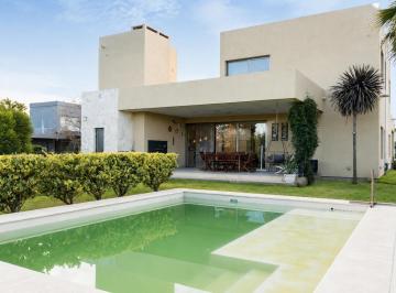 Casa · 214m² · 4 Dormitorios · 2 Cocheras · Casa en Puerto Roldan