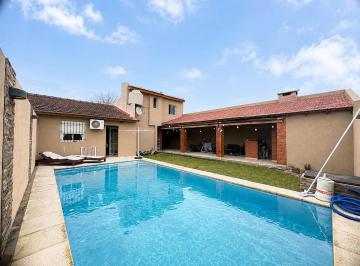 Casa · 190m² · 3 Ambientes · 2 Cocheras · Casa en Venta Zárate
