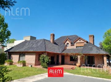Casa · 300m² · 7 Ambientes · 1 Cochera · Casa en Venta en El Ombú