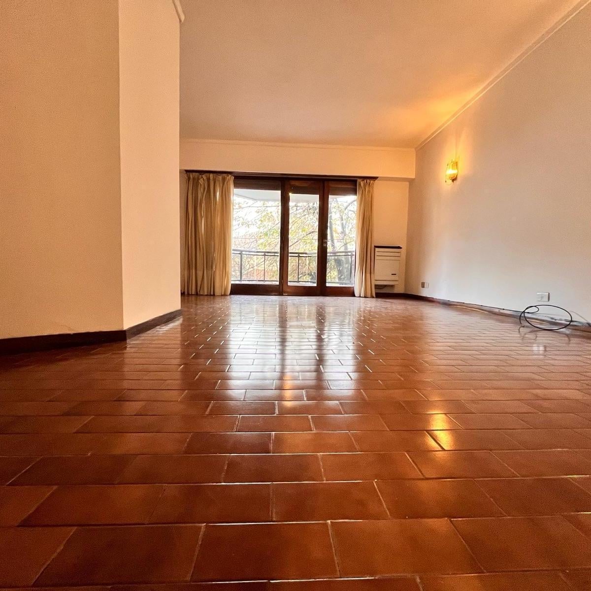 En alquiler por 24 meses, semipiso dos ambientes con dos balcones y cochera