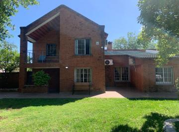 Casa · 311m² · 5 Ambientes · 2 Cocheras · Casa con Amplio Parque y Barbacoa en San Félix.
