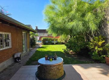 Casa · 130m² · 4 Ambientes · 1 Cochera · Venta Casa 4 Ambientes Jardin Pileta Cochera Haedo