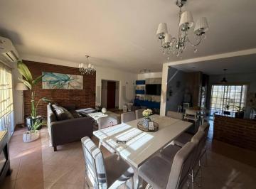 Casa · 150m² · 5 Ambientes · 2 Cocheras · Casa en Venta en Hudson con Parque y Pileta