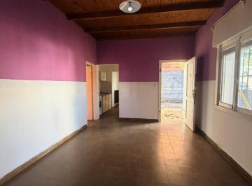 Casa · 100m² · 3 Ambientes · 1 Cochera · Casa en Alquiler con Patio