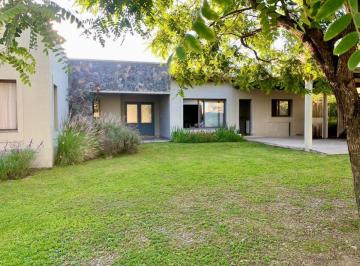 Casa de 6 ambientes, San Lorenzo Chico · Casa en Alquiler / Praderas de San Lorenzo
