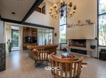 Casa · 240m² · 5 Ambientes · 1 Cochera · Casa en Alquiler Temporal en Barrio Álamos Pinamar