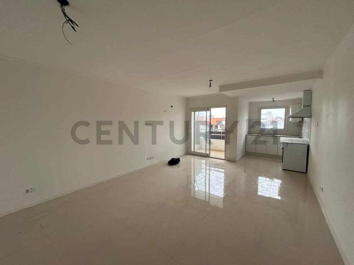 Excelente departamento de 2 ambientes al frente, ubicado sobre Avenida Colón