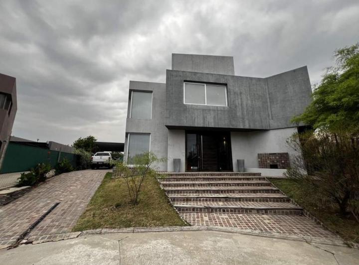 Casa · 300m² · 3 Ambientes · 3 Cocheras