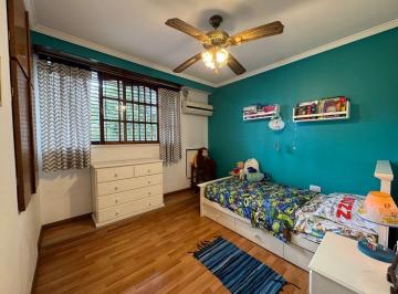 Casa · 213m² · 4 Ambientes · 3 Cocheras · Luzuriaga, Casa Multifamiliar en Venta 8 Ambientes