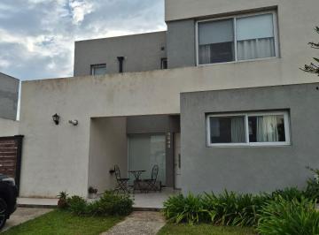 Casa · 130m² · 6 Ambientes · 2 Cocheras · Barrio Casas de Santa María, Villanueva