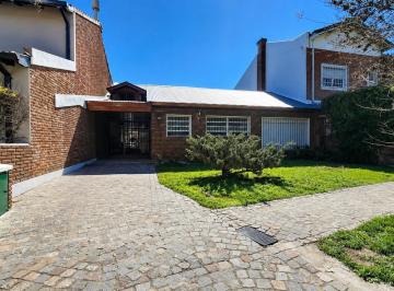 Casa · 170m² · 3 Ambientes · Amplia Casa de 3 Ambientes y Escritorio en Planta Baja con Jardin y Pileta en Alquiler. San Isidro