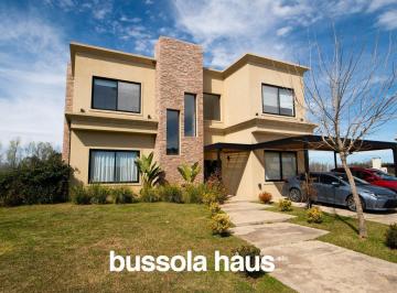 Casa · 236m² · 5 Ambientes · 5 Cocheras · Casa Venta 6 Ambientes Piscina Acacias Puertos Escobar