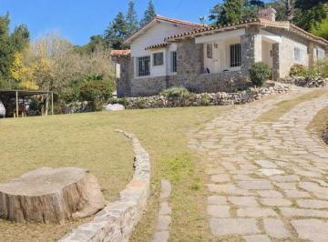 Casa · 3300m² · 4 Dormitorios · 1 Cochera · Venta Casona en La Cumbre