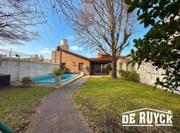 Casa · 223m² · 5 Ambientes · 2 Cocheras · Chalet 4 Ambientes con Verde y Pileta a Pasos Av Calchaqui