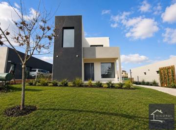 Editado con IA · Casa Venta 4 Amb Santa Elena Escritorio y Lavadero