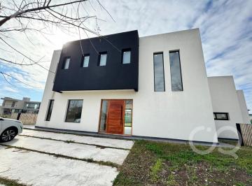 Casa · 168m² · 4 Ambientes · 3 Cocheras · Hermosa Casa de 4 Amb a Estrenar en Haras Santa Maria - Financiacion!