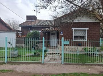 Casa · 160m² · 4 Ambientes · 1 Cochera · Casa en Venta, con Servicios, Escritura y Pileta.