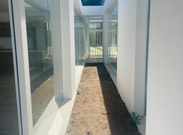 Casa · 170m² · 4 Ambientes · 1 Cochera · Casa - Lares en $