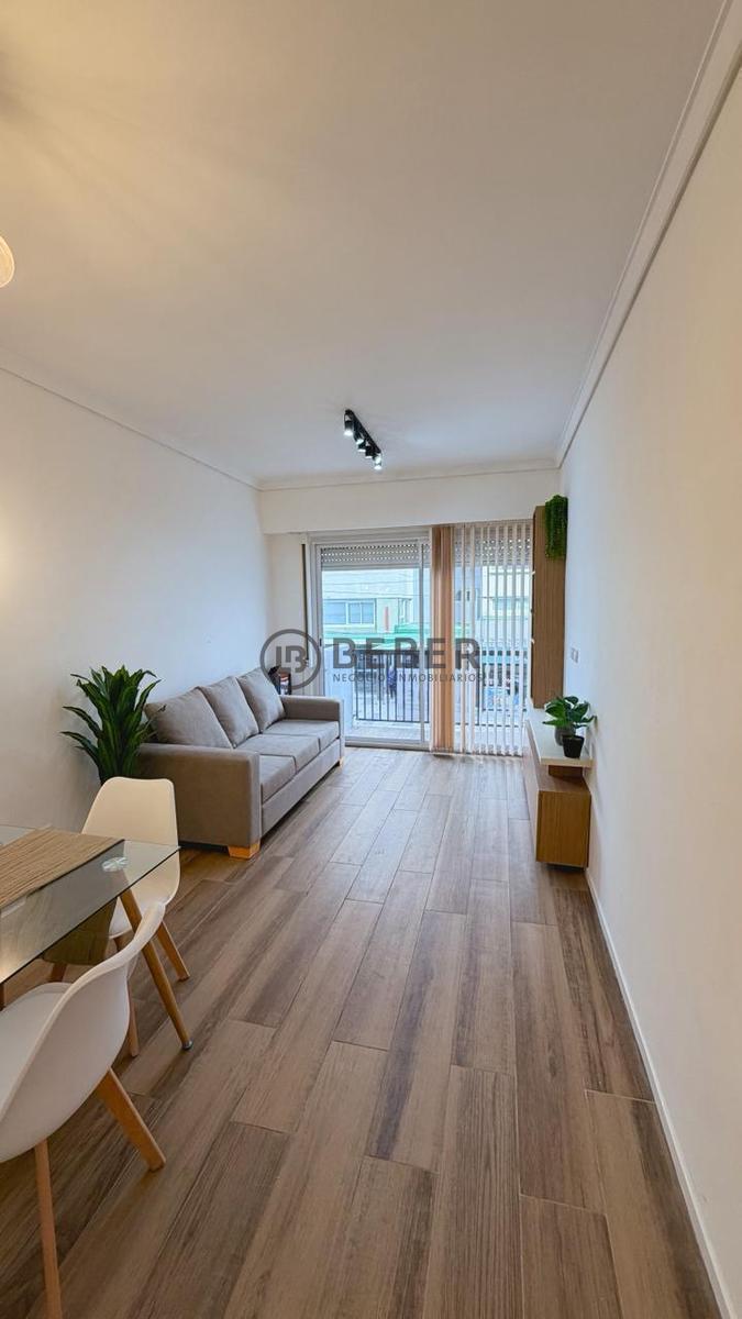 En venta departamento de dos ambientes al frente con balcon saliente y dependencia de servicio