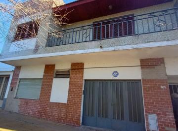 Casa · 4 Ambientes · 1 Cochera · Casa en Los Hornos