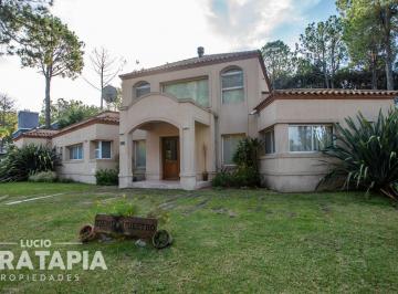 Casa · 320m² · 5 Ambientes · 1 Cochera · Casa Cerca del Mar en Zona Norte