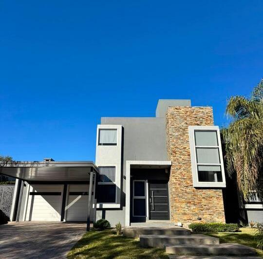 Casa · 330m² · 5 Ambientes · 2 Cocheras