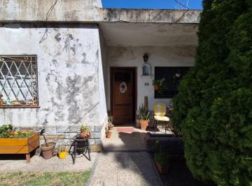 Casa · 65m² · 4 Ambientes · 1 Cochera · Oportunidad: Casa en Lote Propio a Reciclar - Ideal Inversor
