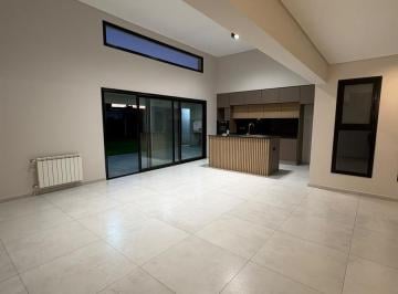 Casa · 135m² · 5 Ambientes · 2 Cocheras · Casa en Venta en Don Mateo