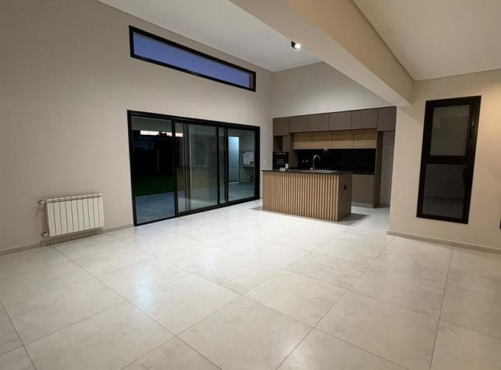 Casa · 135m² · 5 Ambientes · 2 Cocheras