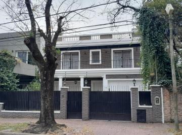 Casa · 244m² · 5 Ambientes · 4 Cocheras · Casa en Venta en Acassuso, 5 Ambientes, Excelente Ubicación.