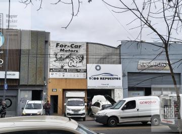 Local comercial · 142m² · Muy Buen Local en La Av Warnes Al 1400. 237 m. Cubiertos.