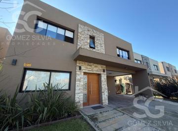 Casa · 200m² · 4 Ambientes · 5 Cocheras · Casa en Venta 4 Ambientes Barrio Cerrado Maria Eugenia Residences y Village
