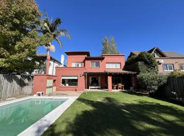 Casa · 202m² · 6 Ambientes · 3 Cocheras · En Barrio Privado con Excelente Acceso! Muy Linda Casa en Venta!