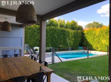 Casa · 232m² · 4 Ambientes · Verano 2027! Muy Linda Casa en Alquiler Enero 27 - Barrio La Damasia