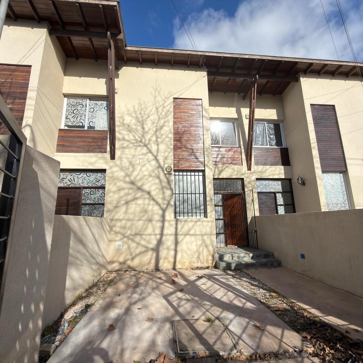 Duplex de 3 ambientes. Entrada de auto al frente. Living comedor con cocina integrada.