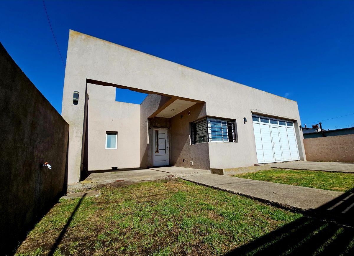 Casa en venta barrio felix U. Camet, 102m² cubiertos, 1 dorm, 1 baño, 2 coch.