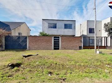 Casa · 90m² · 3 Ambientes · 2 Cocheras · Casa 3 Amb. en Fcio Varela Ideal Para Personalizar
