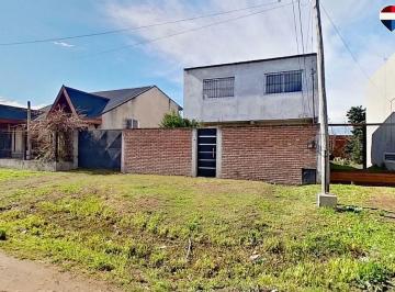 Casa · 90m² · 3 Ambientes · 2 Cocheras · Casa 3 Amb. en Fcio Varela Ideal Para Personalizar