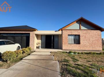 Casa · 240m² · 4 Ambientes · 2 Cocheras · Casa en Venta Barrio Privado La Falda