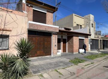 Casa · 200m² · 6 Ambientes · 1 Cochera · Casa de 4 Dorm. en Venta en Lujan, Centro. Apta Crédito.