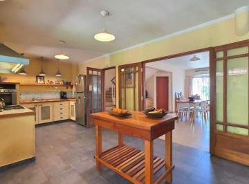 Casa · 250m² · 8 Ambientes · 1 Cochera · Castelar Norte Casa Venta 6 Ambientes Jardin Luz