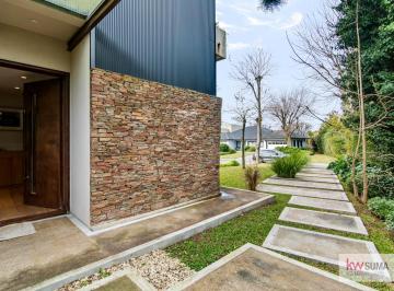 Casa · 1088m² · 6 Ambientes · 2 Cocheras · Casa en Abril Club de Campo