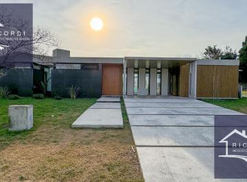 Casa · 177m² · 5 Ambientes · 4 Cocheras · Venta Casa de 4 Dorm. Barrio Cerrado Altos de Campo Grande