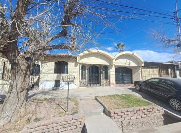 Casa · 160m² · 7 Ambientes · 2 Cocheras · Casa en Venta 4 Dorm., 2 Baños, Maipú