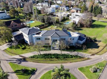 Casa · 690m² · 11 Ambientes · 4 Cocheras · Venta Casa 7 Dorm. con Imponente Jardín Parquizado Kentucky Club de Campo Funes