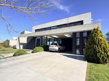 Casa · 244m² · 7 Ambientes · 4 Cocheras · Casa de Dos Plantas de 7 Ambientes a La Laguna en Venta en Puerto, El Canton